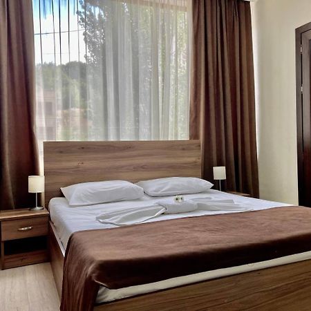 Merien Hotel Ереван Екстериор снимка