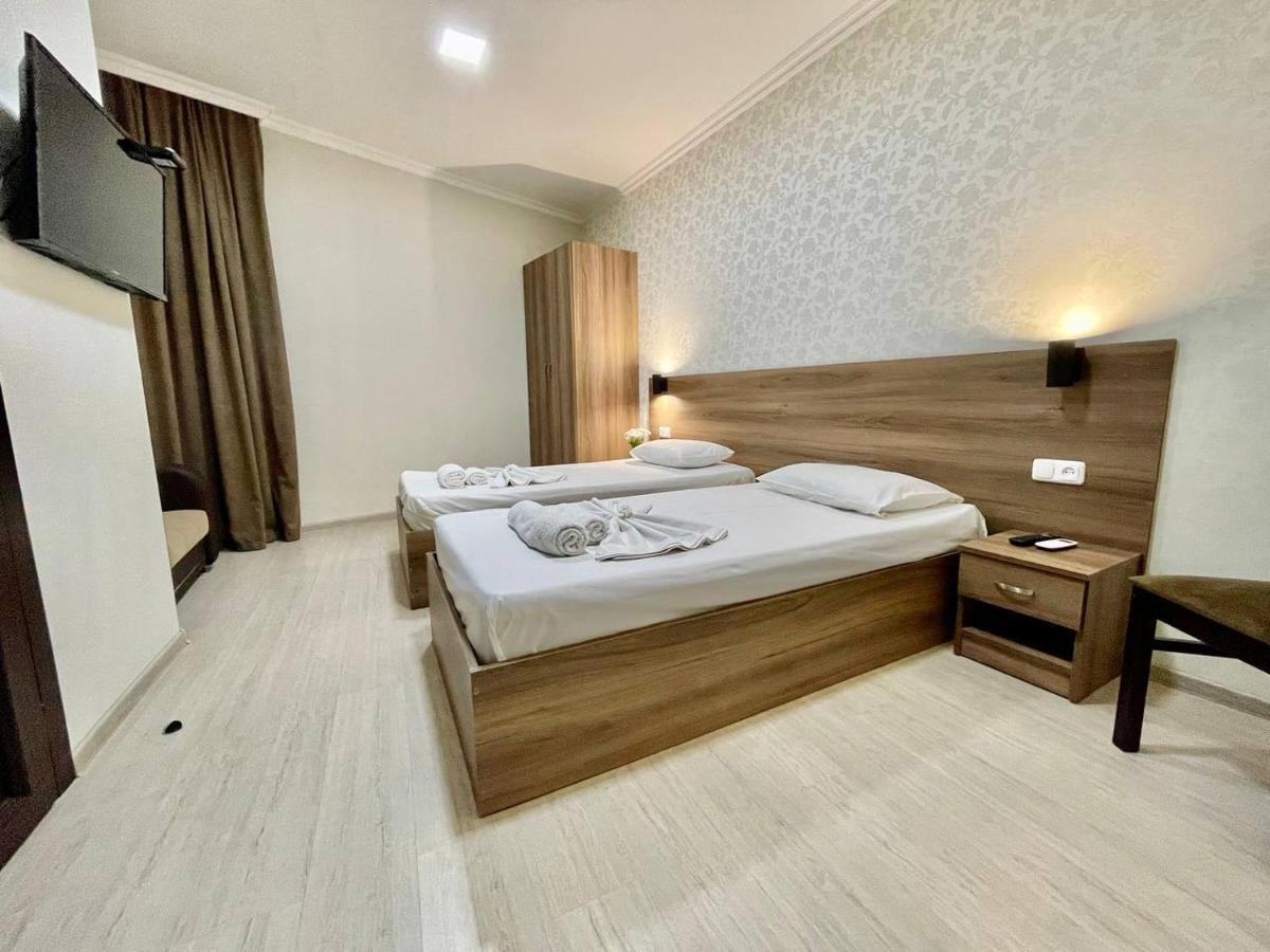 Merien Hotel Ереван Екстериор снимка