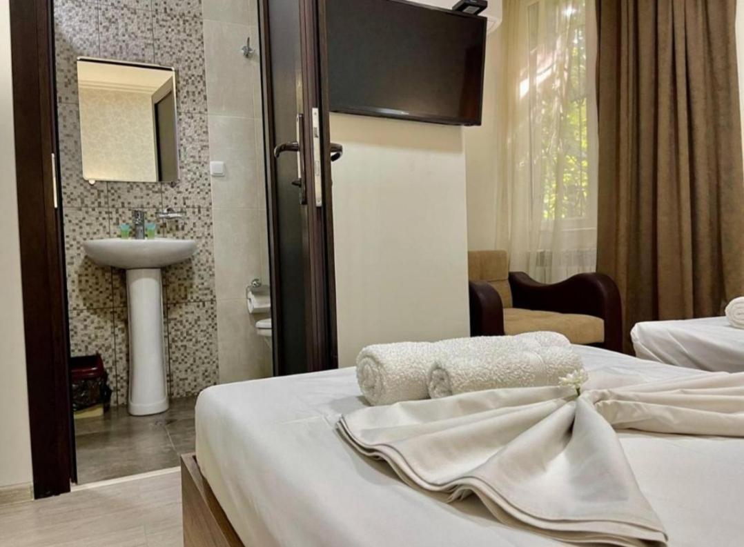 Merien Hotel Ереван Екстериор снимка