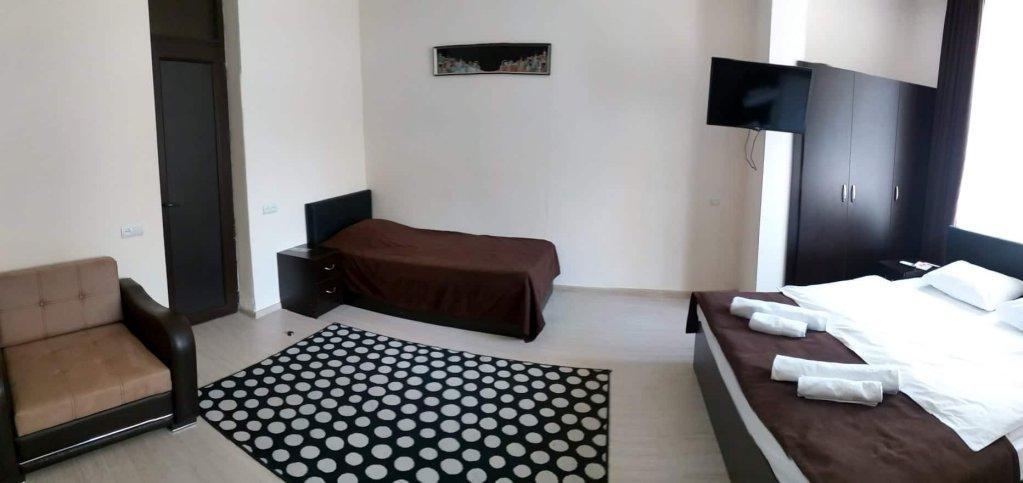 Merien Hotel Ереван Екстериор снимка