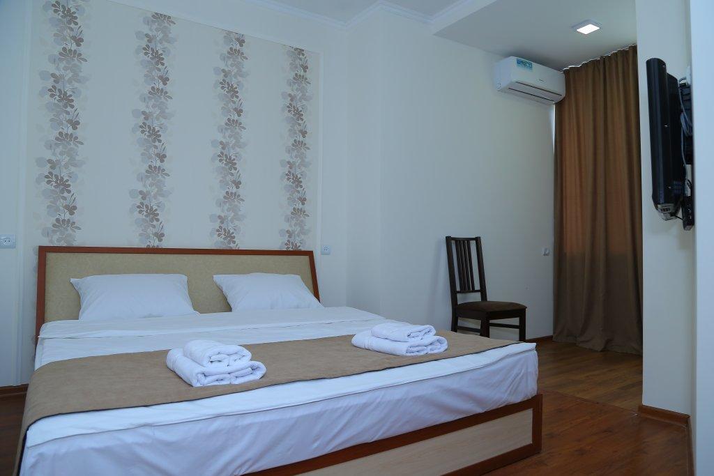 Merien Hotel Ереван Екстериор снимка