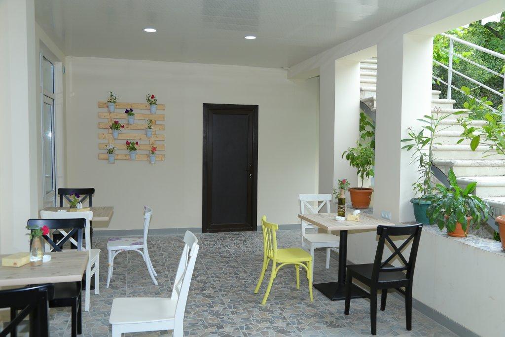 Merien Hotel Ереван Екстериор снимка