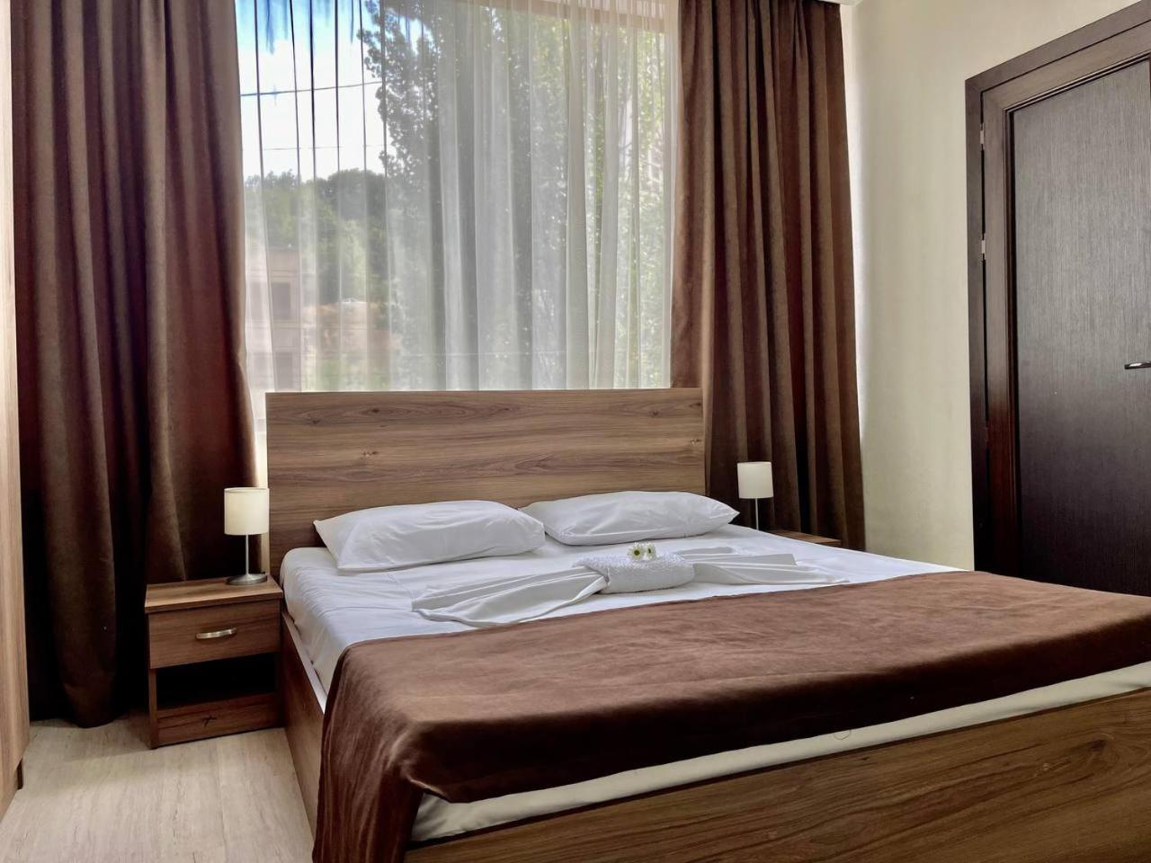 Merien Hotel Ереван Екстериор снимка