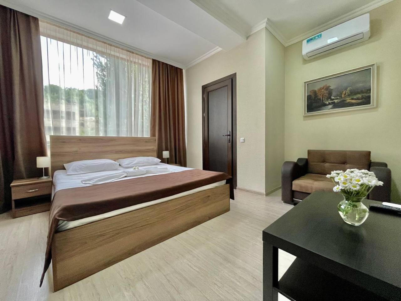 Merien Hotel Ереван Екстериор снимка